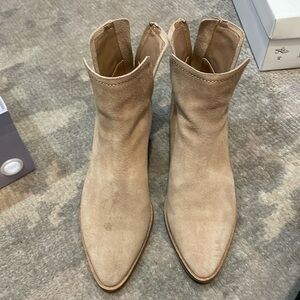 Lisa Vicky Women's 7 Stacked Heel Bootie Tan Camel Suede Pointed Toe